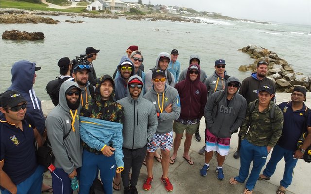 Die Eendag Protea Krieketspan in Kleinbaai-hawe kort voordat hulle aanboord gegaan het